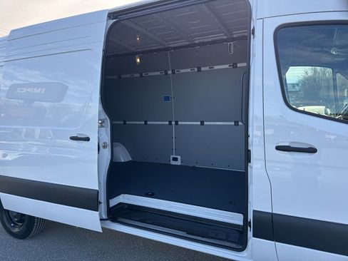 Used 2024 Mercedes-Benz eSprinter 170 Cargo image 21