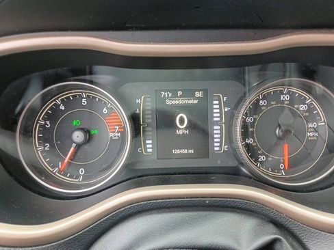 Used 2018 Jeep Cherokee Latitude w/ Cold Weather Group AWD/4WD image 12