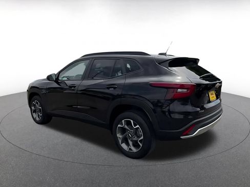 Used 2025 Chevrolet Trax LT FWD image 8