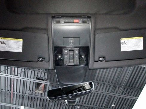 Used 2024 Volkswagen Tiguan SE R-Line image 8