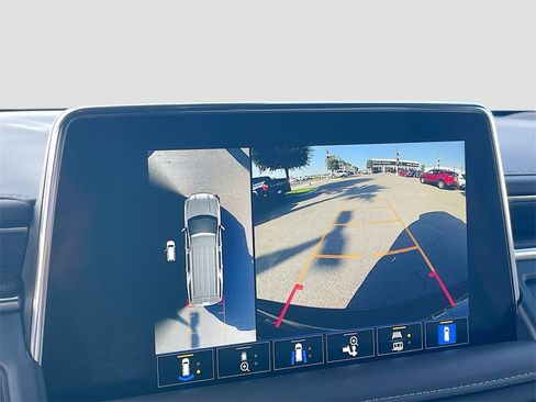 Used 2023 GMC Yukon XL SLT w/ SLT Luxury Package image 18