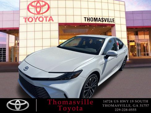 Used 2025 Toyota Camry XLE FWD image 1