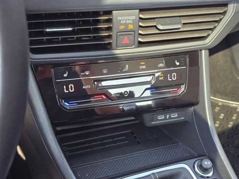 Certified 2025 Volkswagen Jetta SE FWD image 24