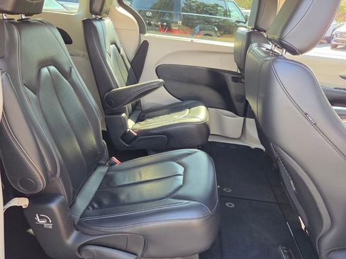 Used 2022 Chrysler Pacifica Touring-L image 15