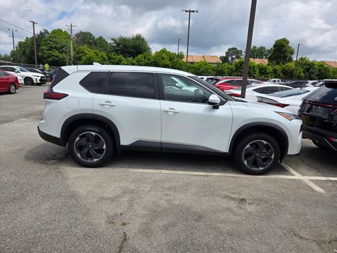 Used 2025 Nissan Rogue SV FWD image 8