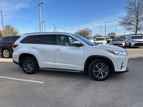 Used 2017 Toyota Highlander XLE image 2