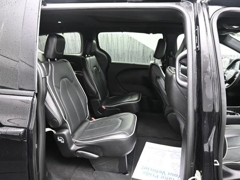 Used 2025 Chrysler Pacifica Limited FWD image 21