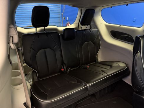 Used 2022 Chrysler Pacifica Limited w/ Uconnect Theater Family Group FWD image 28