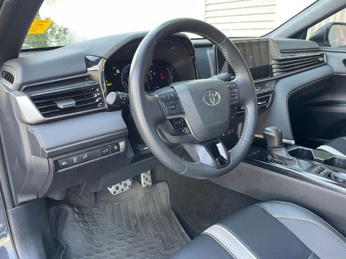Used 2025 Toyota Camry SE image 9