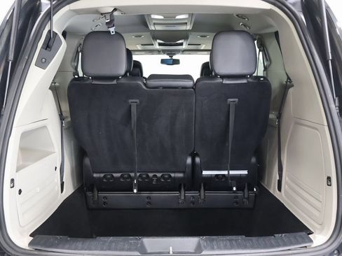 Used 2016 Chrysler Town & Country Touring-L image 29