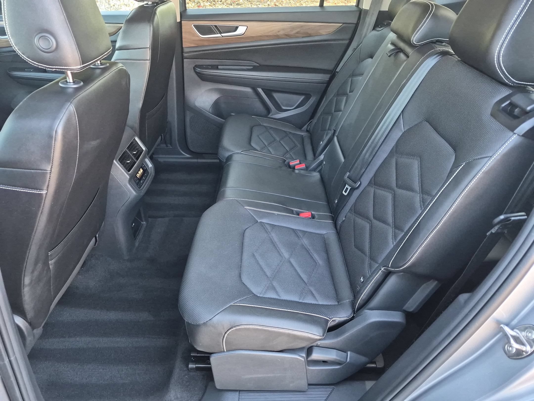 Used 2024 Volkswagen Atlas SE AWD/4WD image 24