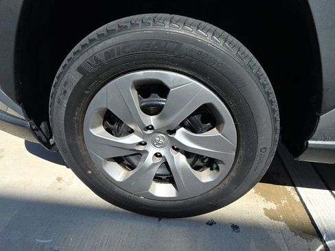 Used 2022 Toyota RAV4 LE image 10