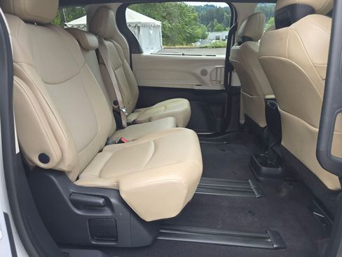 Used 2021 Toyota Sienna XLE FWD image 26