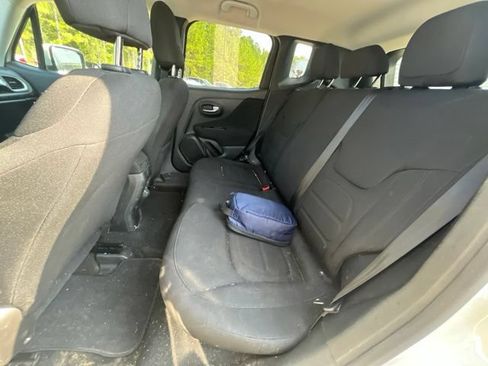 Used 2019 Jeep Renegade Latitude FWD image 31