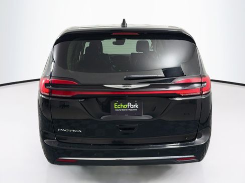 Used 2024 Chrysler Pacifica Touring-L FWD image 7
