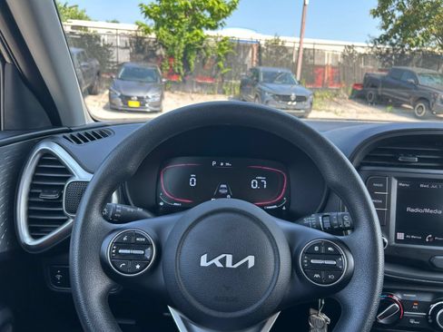 Used 2025 Kia Soul LX w/ LX Technology Package FWD image 29