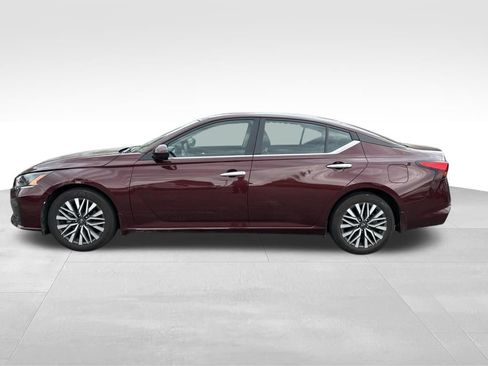 Used 2024 Nissan Altima 2.5 SV w/ SV Premium Package FWD image 2