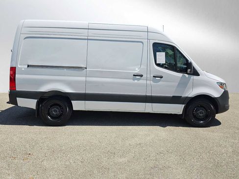Used 2025 Mercedes-Benz Sprinter 2500 image 3