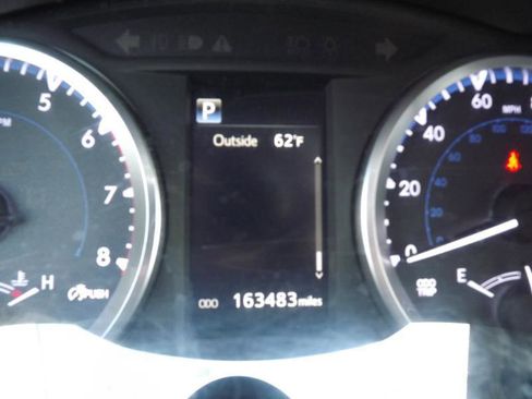 Used 2017 Toyota Highlander LE w/ Carpet Mat Package image 16