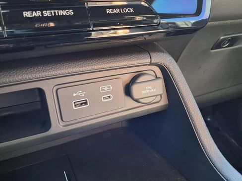 Used 2025 Honda Pilot Black Edition image 13