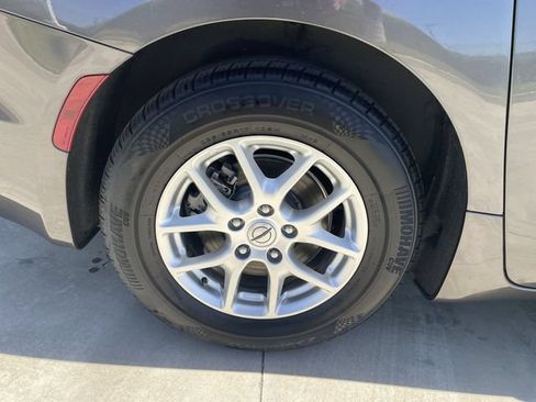 Used 2023 Chrysler Pacifica Touring-L FWD image 32