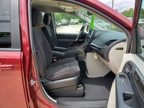 Used 2018 Dodge Grand Caravan SE w/ UConnect Hands-Free Group FWD image 16