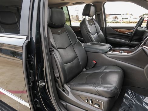 Used 2017 Cadillac Escalade ESV Luxury image 34