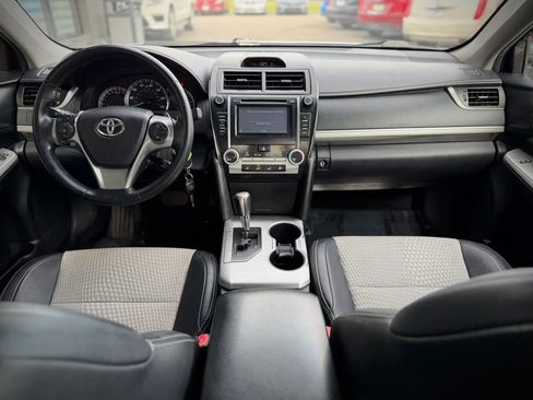 Used 2014 Toyota Camry SE w/ Moonroof Package FWD image 9