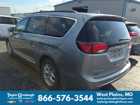 Used 2017 Chrysler Pacifica Touring-L w/ Tire & Wheel Group FWD image 4