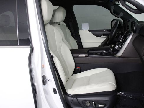Used 2024 Lexus LX 600 4WD w/ Luxury Package image 28