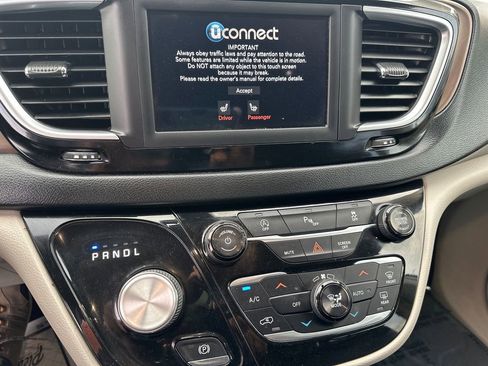 Used 2018 Chrysler Pacifica Touring-L image 20