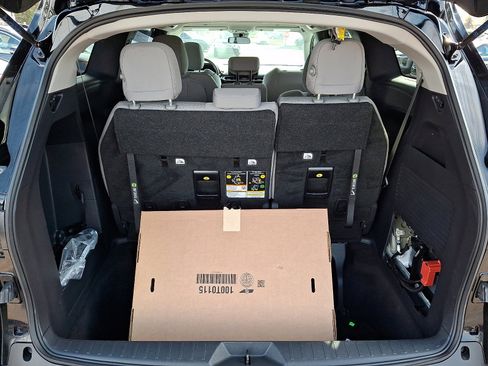 Used 2025 Toyota Sienna LE image 28