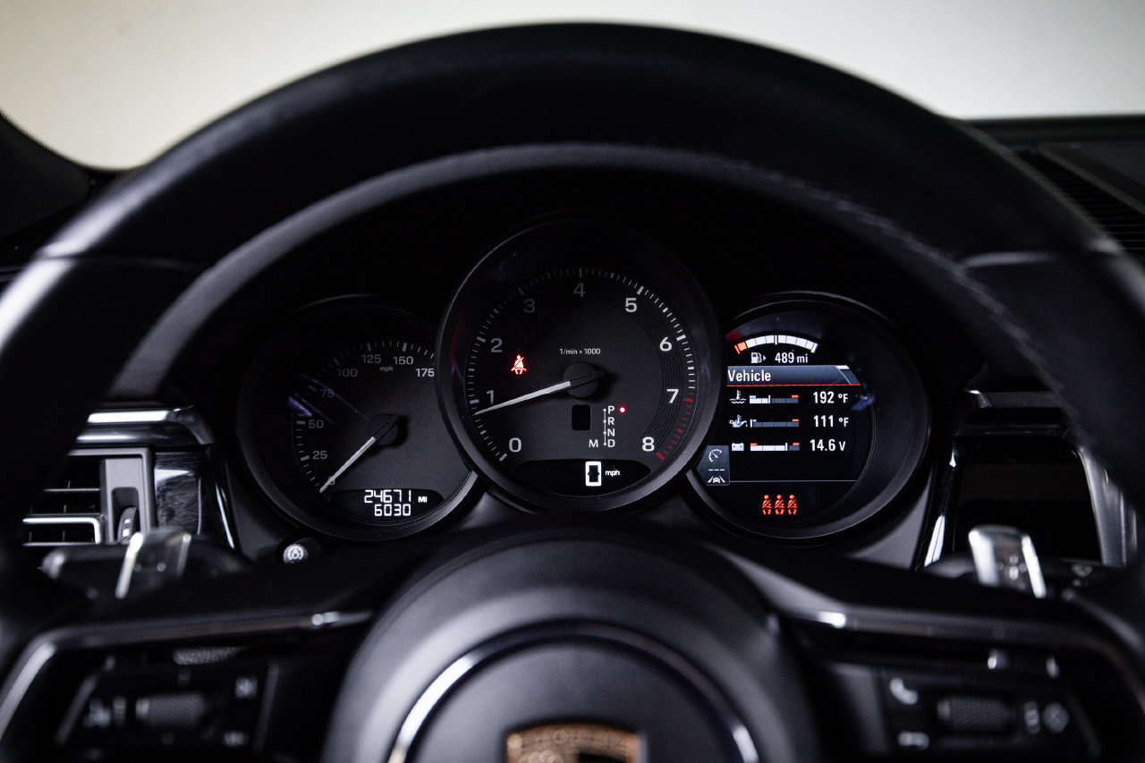 Certified 2025 Porsche Macan AWD/4WD image 15
