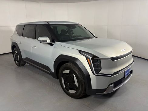 Used 2024 Kia EV9 Light RWD image 2