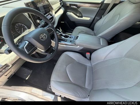 Used 2020 Toyota Highlander Limited FWD image 16