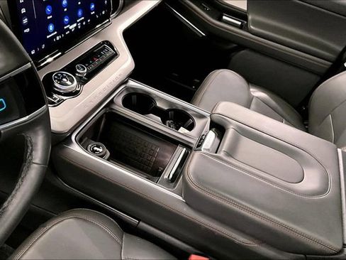 Used 2025 Ford Expedition Active AWD/4WD image 18