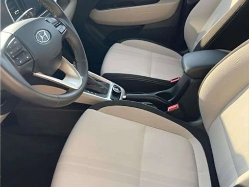 Used 2025 Hyundai Venue SEL image 9