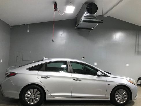 Used 2016 Hyundai Sonata SE FWD image 2