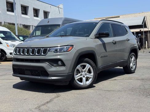 Used 2024 Jeep Compass Latitude AWD/4WD image 2