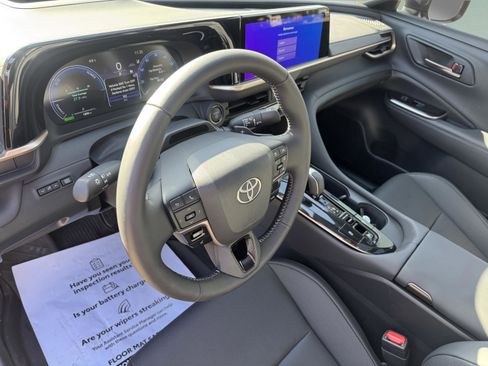 Used 2026 Toyota Crown Platinum image 12