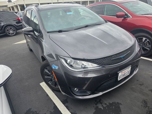 Used 2020 Chrysler Pacifica Limited w/ Advanced Safetytec Group image 2