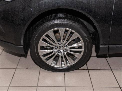 Used 2021 Toyota Venza XLE w/ Softex Package image 5