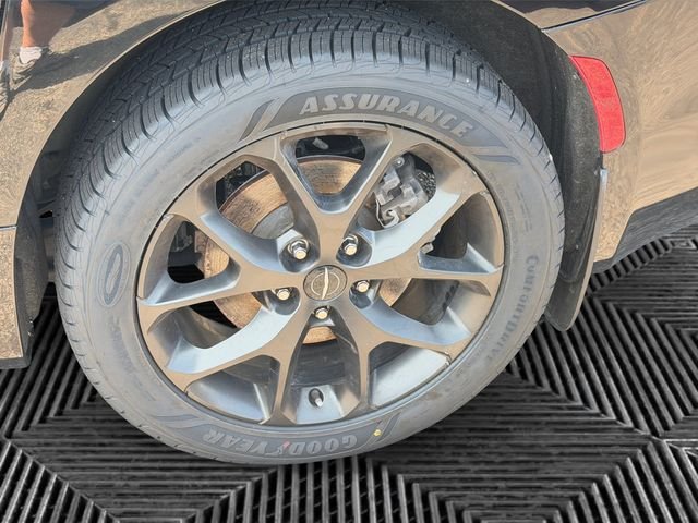 Certified 2023 Chrysler Pacifica Limited w/ S Appearance Package AWD/4WD image 9