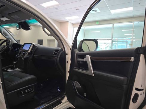 Used 2017 Toyota Land Cruiser AWD/4WD image 31