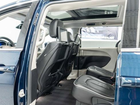 Used 2022 Chrysler Pacifica Limited w/ Uconnect Theater Family Group image 15