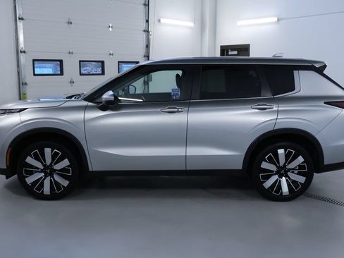 Used 2025 Mitsubishi Outlander SE AWD/4WD image 4