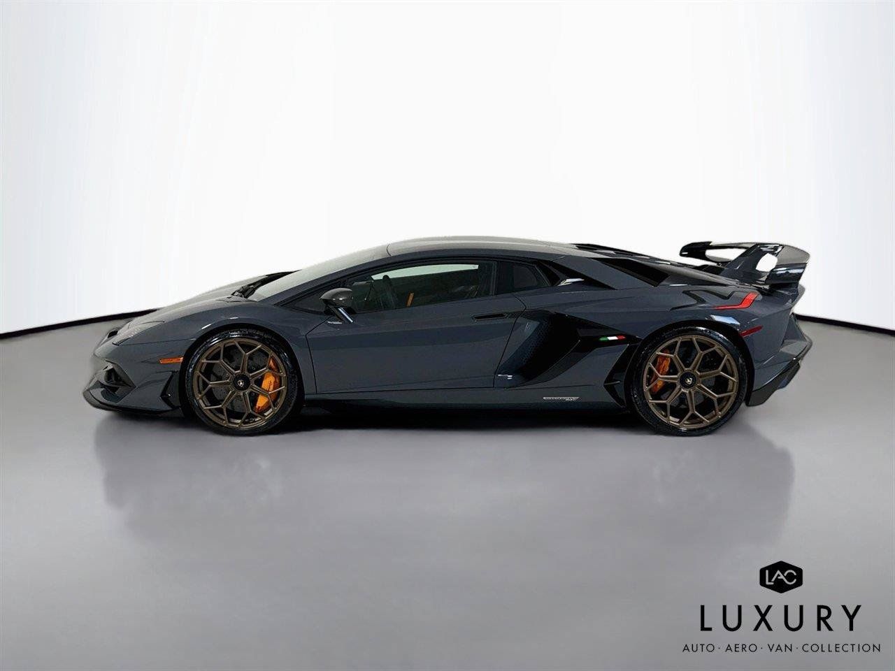 Used 2020 Lamborghini Aventador SVJ AWD/4WD image 9
