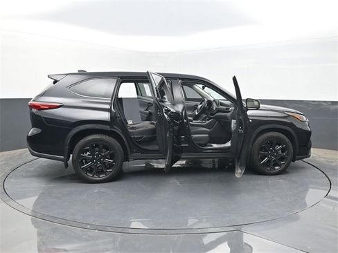 Used 2023 Toyota Highlander LE image 51