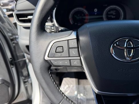 Used 2025 Toyota Highlander XSE AWD/4WD image 16