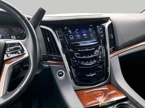 Used 2019 Cadillac Escalade ESV Luxury AWD/4WD image 7